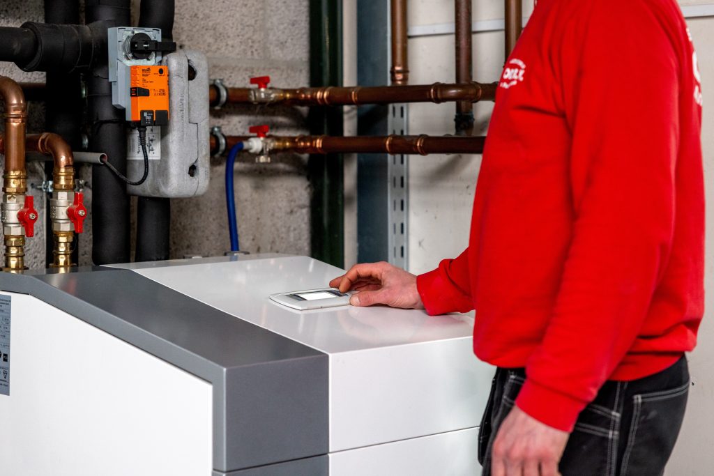 Warmtepompinstallatie met binnenunit in bedrijf
