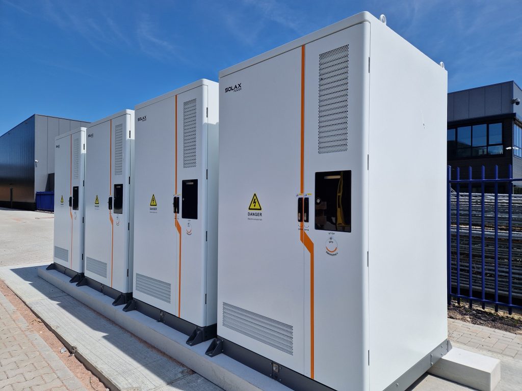 Accu-installatie bij bedrijfspand met koppeling aan zonnepanelen