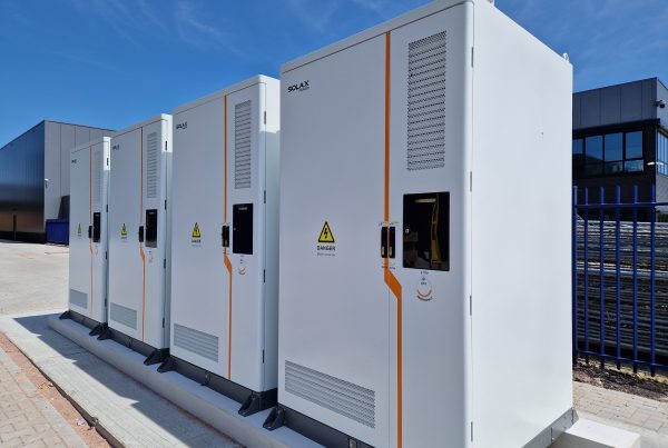 Accu-installatie bij bedrijfspand met koppeling aan zonnepanelen