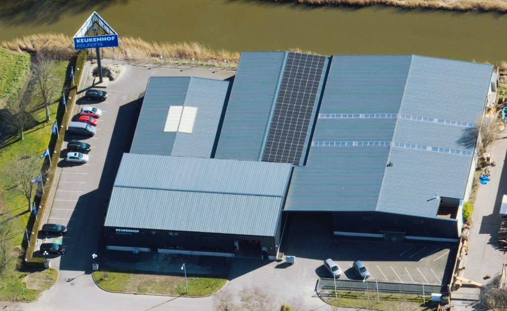 Bedrijfsgebouw Keukenhof Wieringerwerf met zonnepanelen op dak