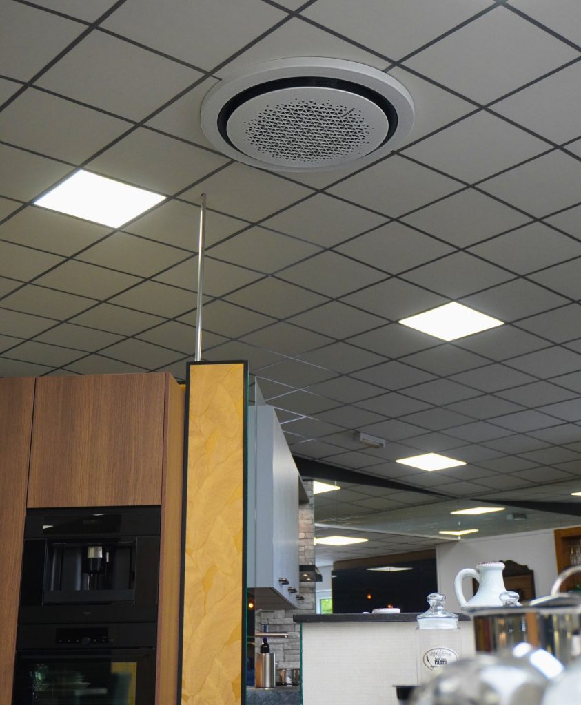 Ronde plafondunit voor airco/warmtepomp in showroom Keukenhof