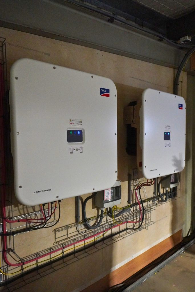 Twee SMA Sunny Tripower omvormers in technische ruimte