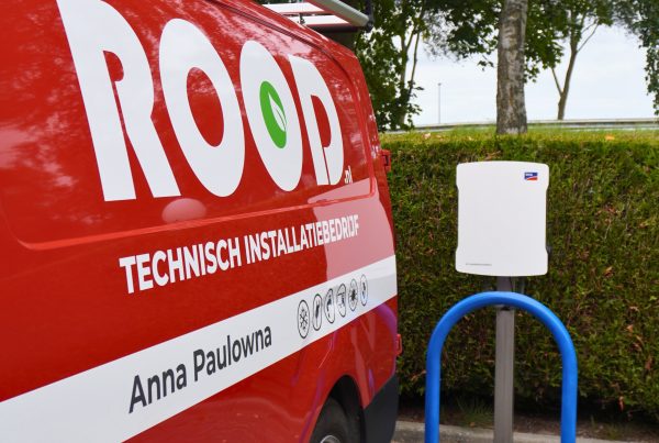 Installatiebus Rood bij SMA EV Charger buiten Keukenhof