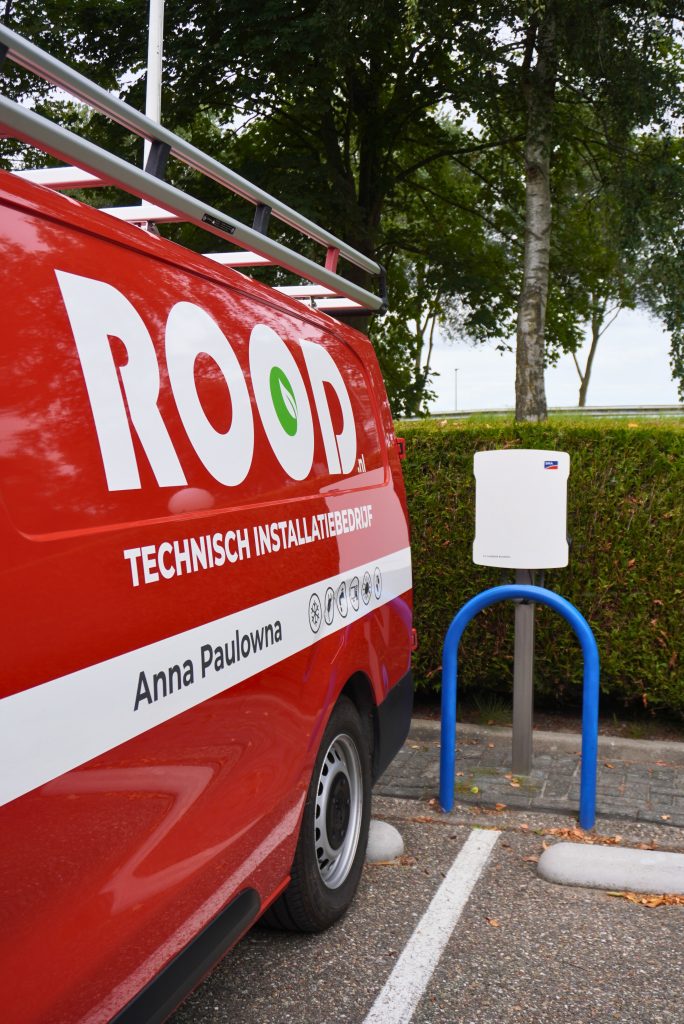 Installatiebus Rood bij SMA EV Charger buiten Keukenhof