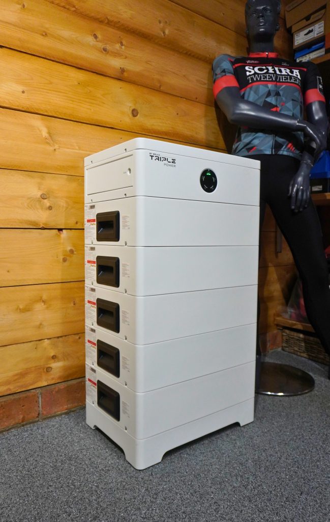 Hybride batterijopslag met Triple Power accu in fietsenzaak