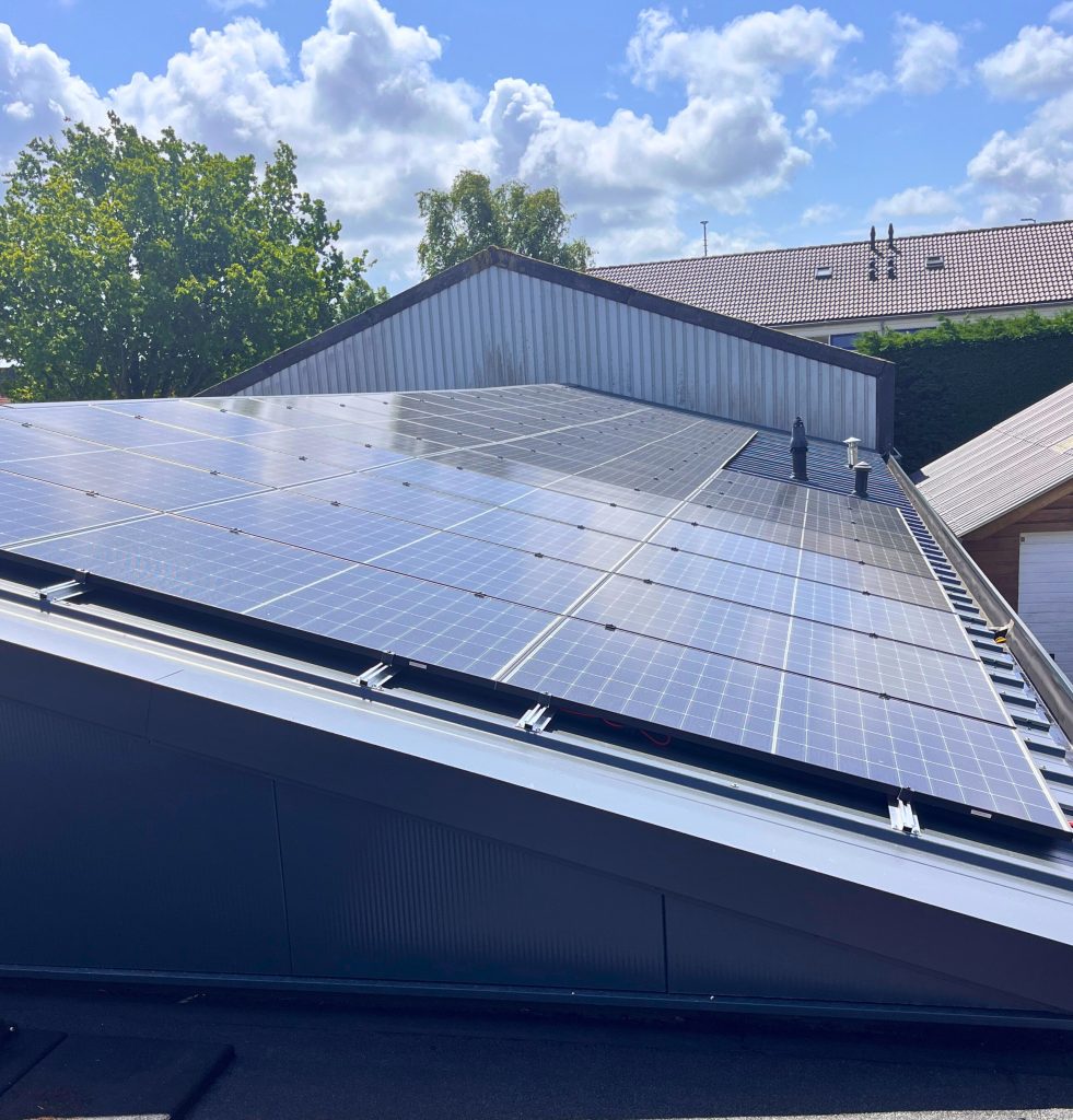 Zijaanzicht zonnepanelen op bedrijfsdak fietsenzaak
