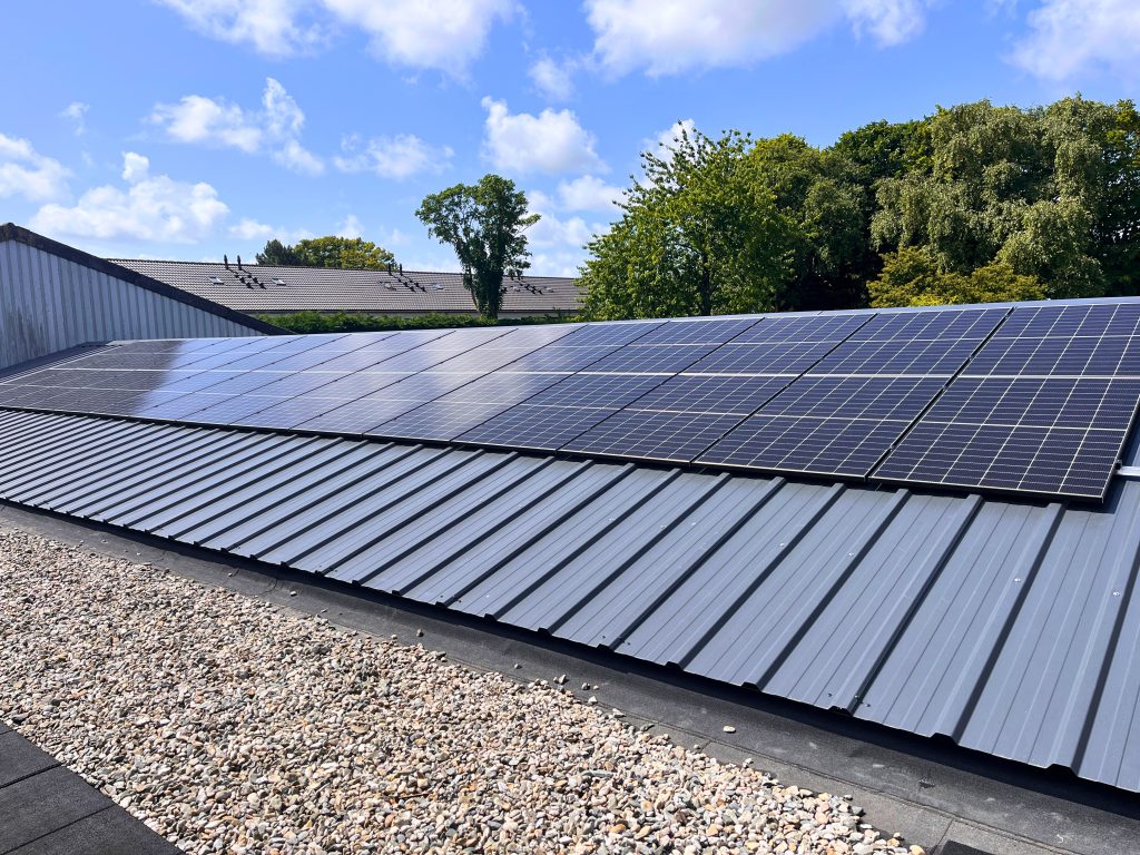 Zonnepanelen op bedrijfsdak van fietsenzaak met hybride omvormer