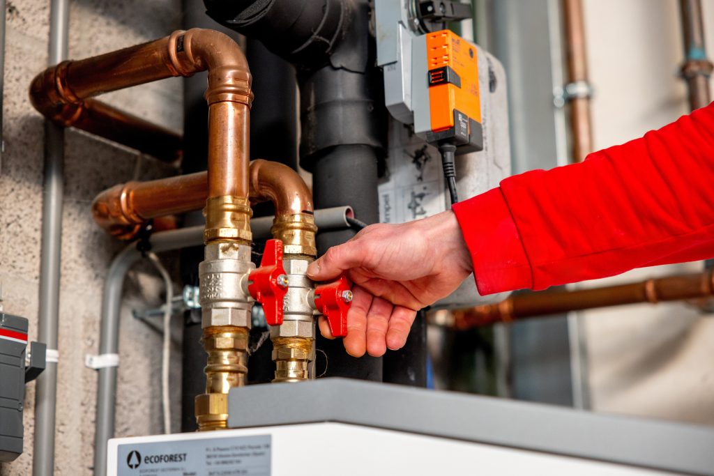 Installatie van klimaat- en verwarmingssysteem in modern gebouw